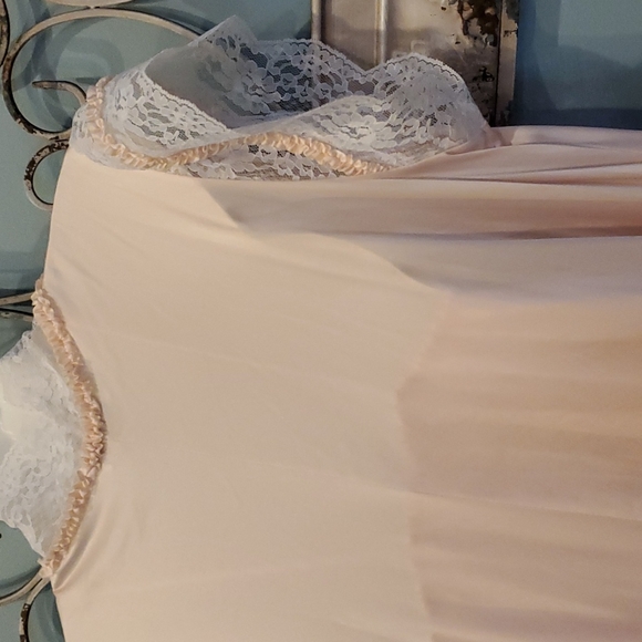 Vintage Robe and Gown by Miss Elaine - Picture 10 of 17